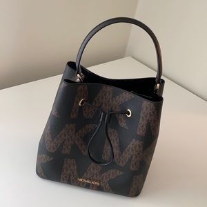 Michael Kors Suri Lg Bucket Bag